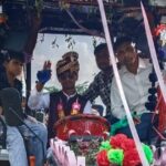 अनोखी वायरल शादी: कटिहार और पटना में अनोखी शादियों (ट्रैक्टर बारात और मंदिर में शादी) के वीडियो और खबरें सोशल मीडिया प्लेटफॉर्म्स पर काफी ट्रेंड कर रही हैं.