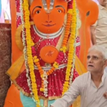 उज्जैन में 170 साल पुराने खड़े हनुमान को हटाने की कोशिश नाकाम, भारी मशीनें भी नहीं हिला सकीं प्रतिमा; आस्था के बीच उमड़ी भीड़